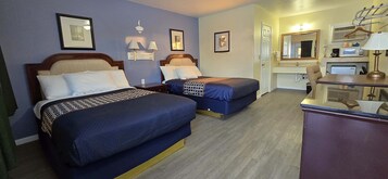 Cubrecamas, decoración personalizada, muebles diferentes y escritorio 