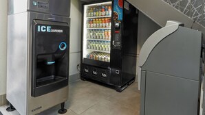 Un distributeur automatique muni d’un système de distribution de boissons et d’un réfrigérateur.