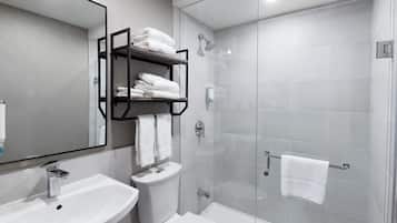 Combined shower/tub, free toiletries, hair dryer, towels
