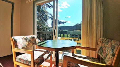 Queen Kitchenette Room: 2 Queen Beds | Balcony view