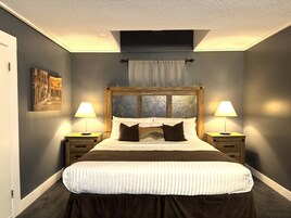 奢华公寓, 1 张特大床 | 1 多间卧室、办公桌、遮光窗帘、熨斗/熨衣板