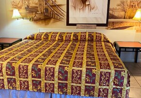 Tabla de planchar con plancha, wifi gratis, ropa de cama y despertador 