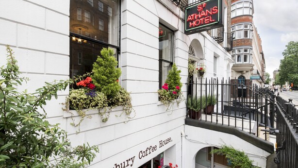 A building with a sign for 'St. Thomas Hotel' and 'Bloomsbury Coffee House'. - St Athans Hotel (London)