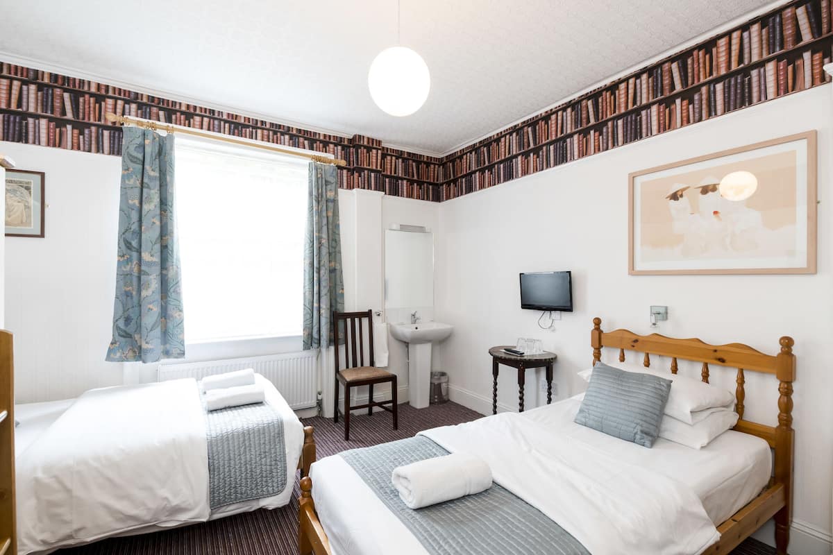 Room for 5 people with shared bathroom