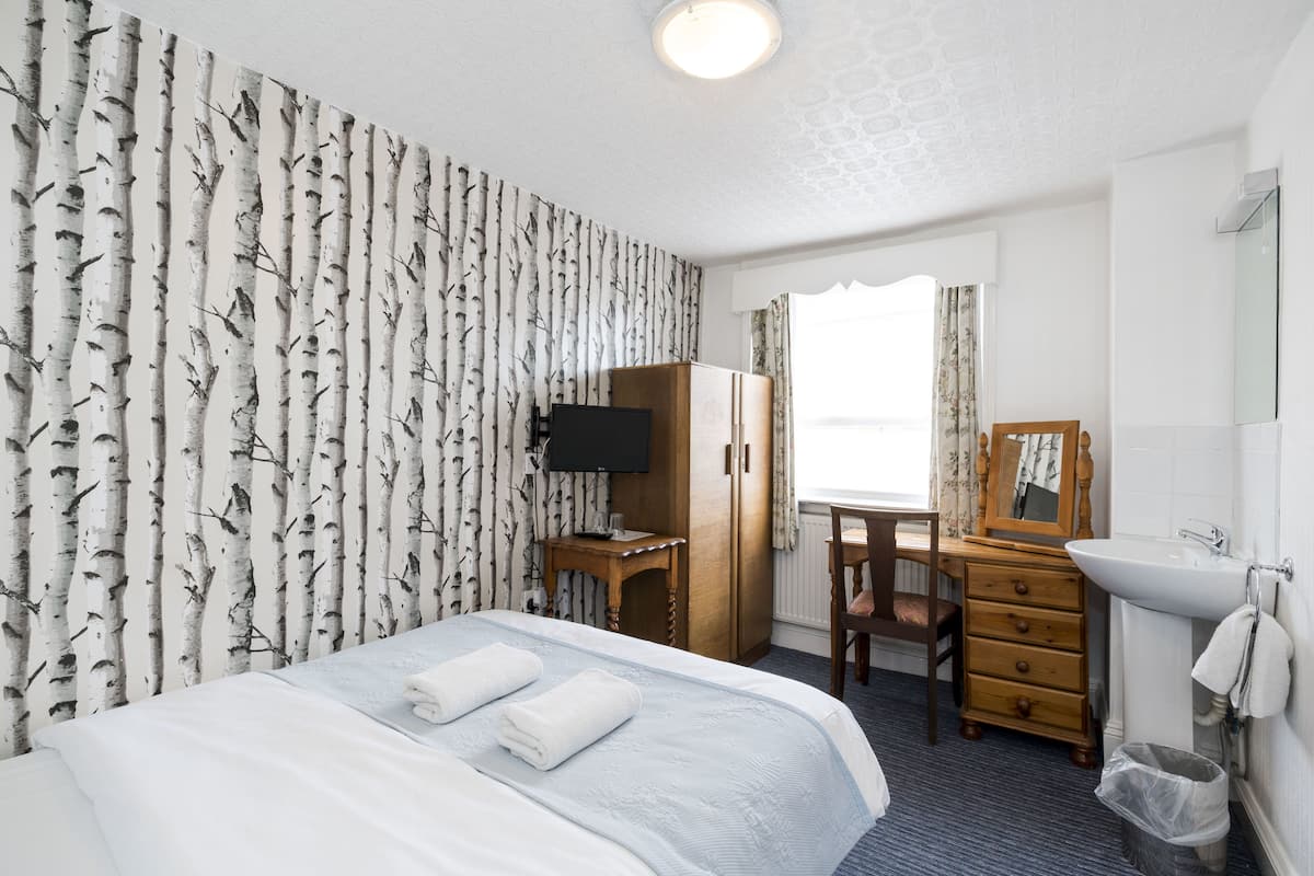 Double room with shared bathroom