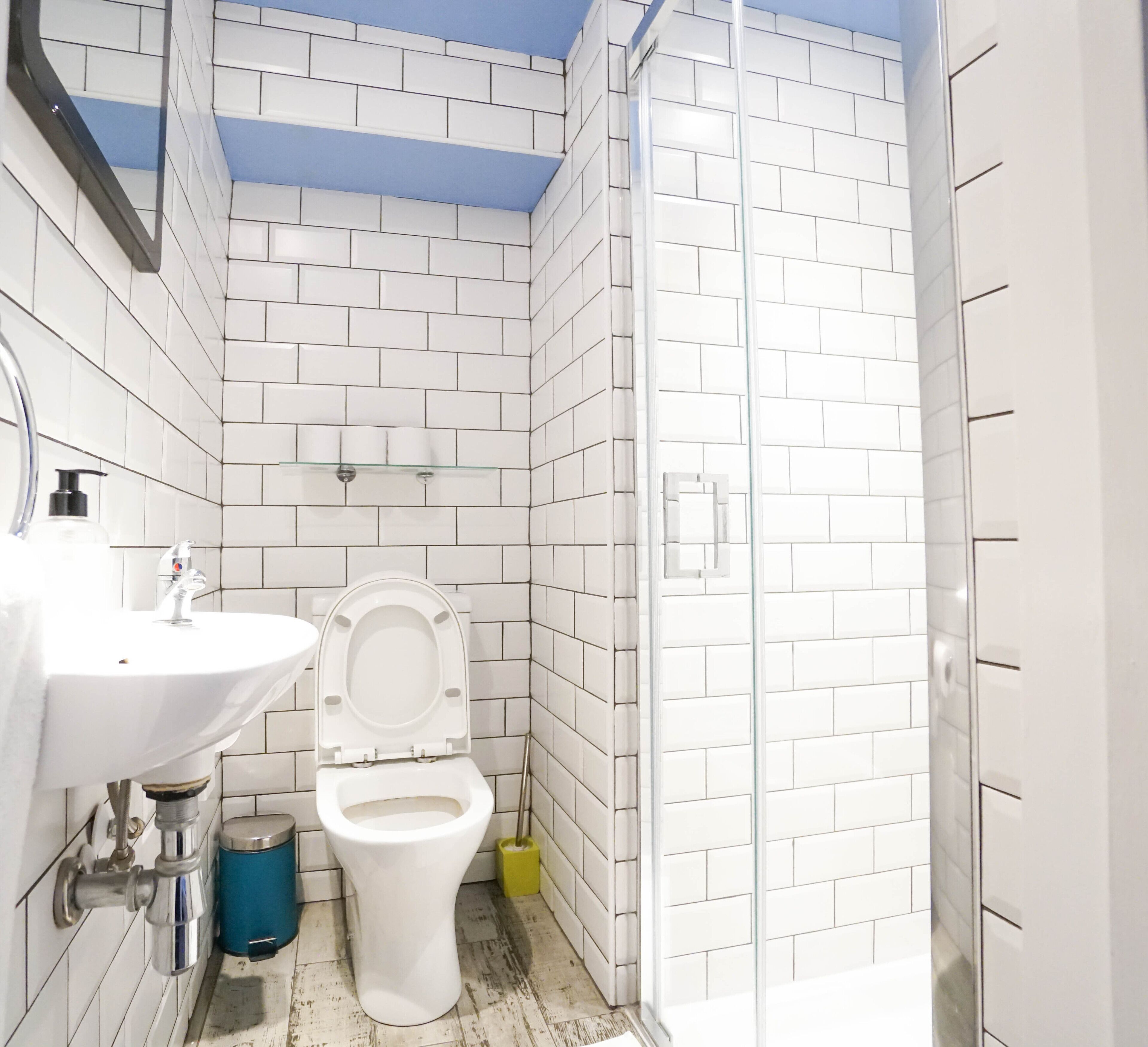 Single room with private bathroom | Bathroom
