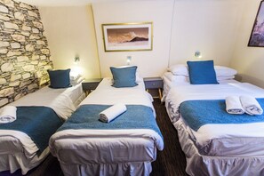 Top floor quad room with shared bathroom | Individually decorated, individually furnished, blackout curtains - St Athans Hotel (London)