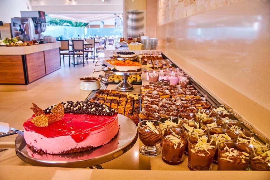 Un bufé con diversos postres y bebidas.