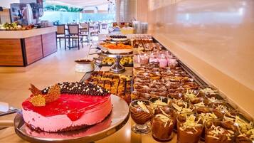 Un bufé con diversos postres y bebidas.