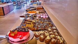A buffet with various desserts and beverages. - Creta Palm Hotel (Chania)