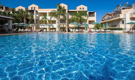 Seasonal outdoor pool, pool umbrellas, sun loungers