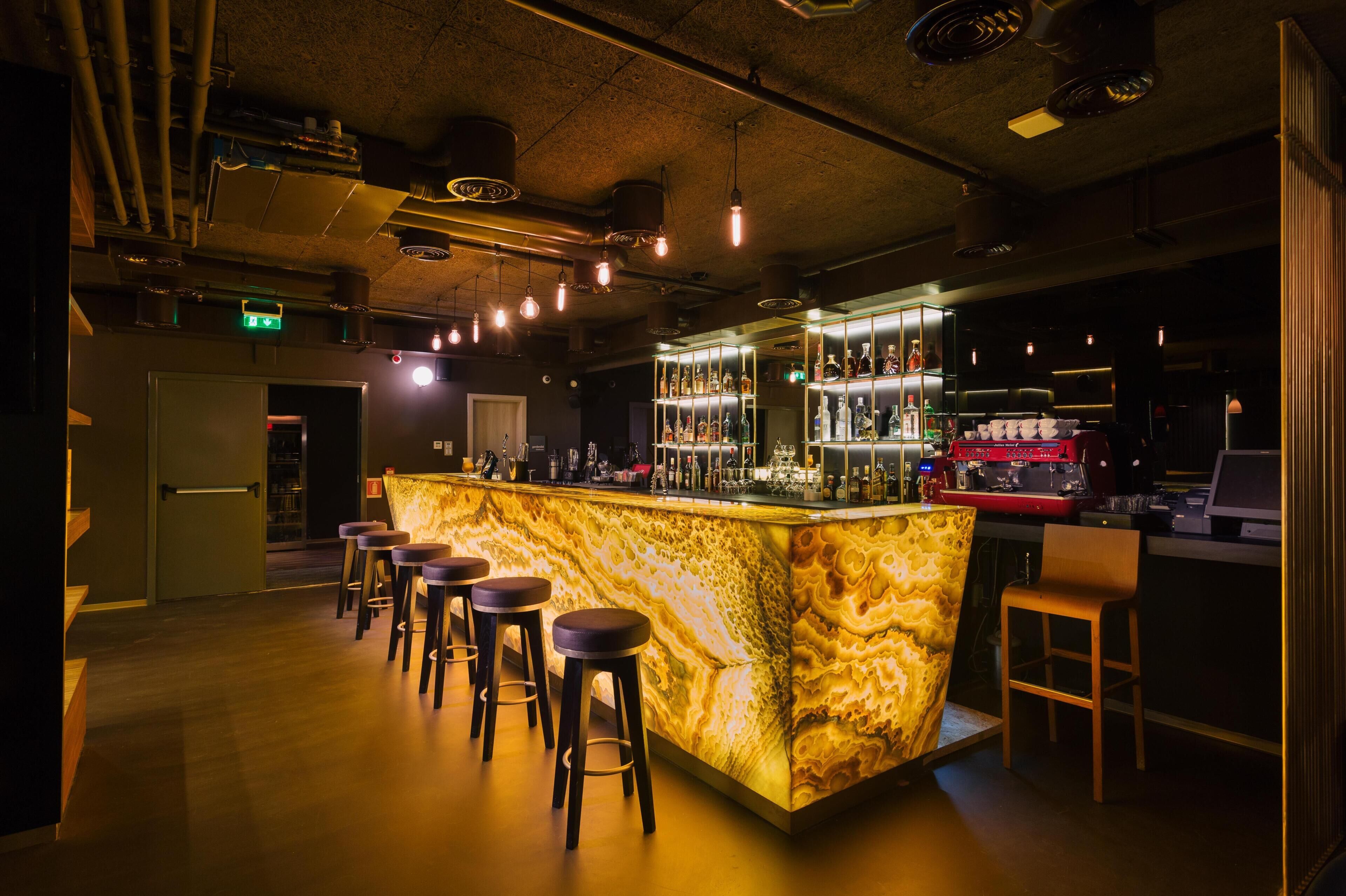 Tarjolla lounas, illallinen ja happy hour