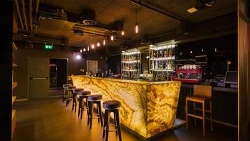 Tarjolla lounas, illallinen ja happy hour