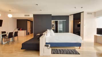 Suíte, 1 cama King, para não fumantes (Oval) | Frigobar, cofres nos quartos, escrivaninha, cortinas blackout