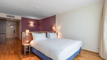 ميني بار وخزنة داخل الغرفة ومكتب وستائر تعتيم