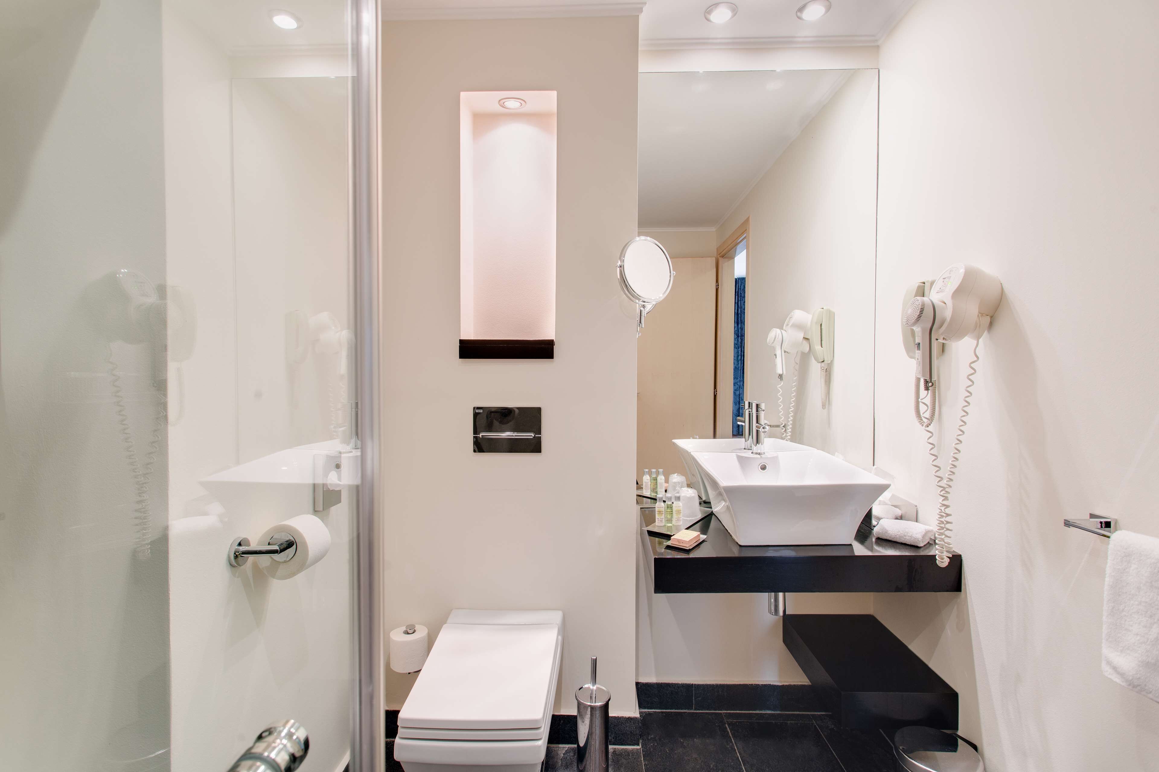 room, 1 king bed, non smoking | minibar, in-room safe, desk, blackout curtains