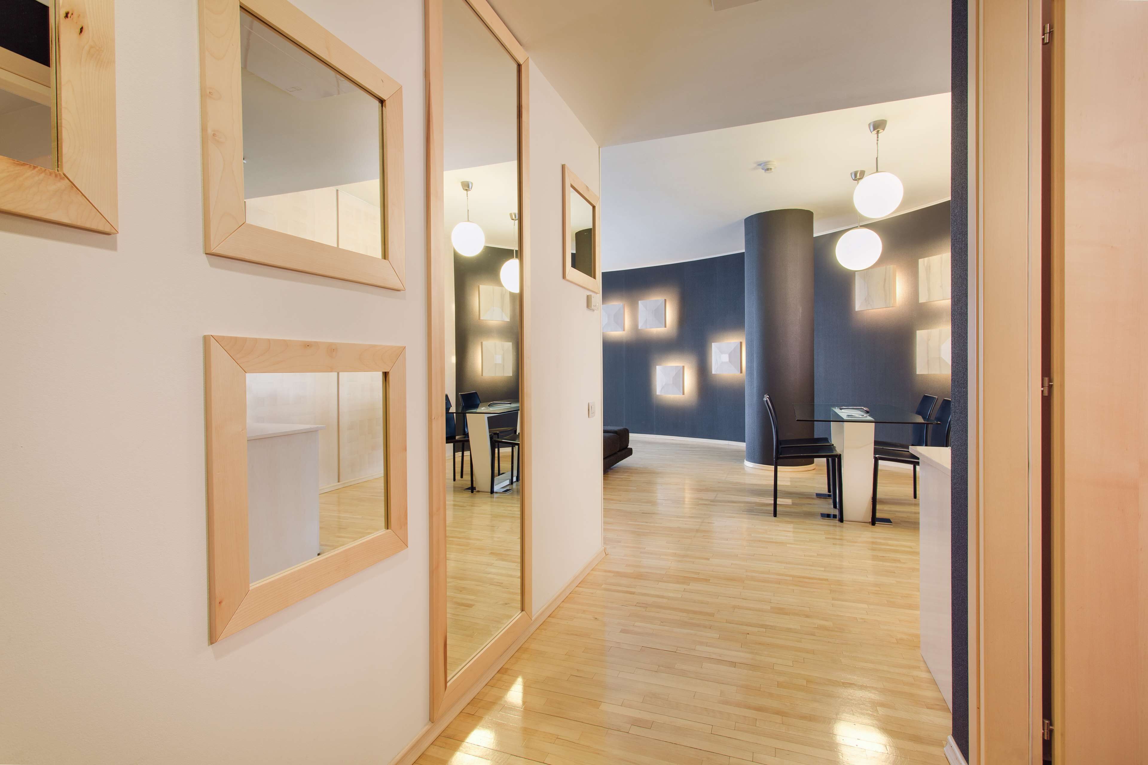 suite, 1 king bed, non smoking (oval) | minibar, in-room safe, desk, blackout curtains