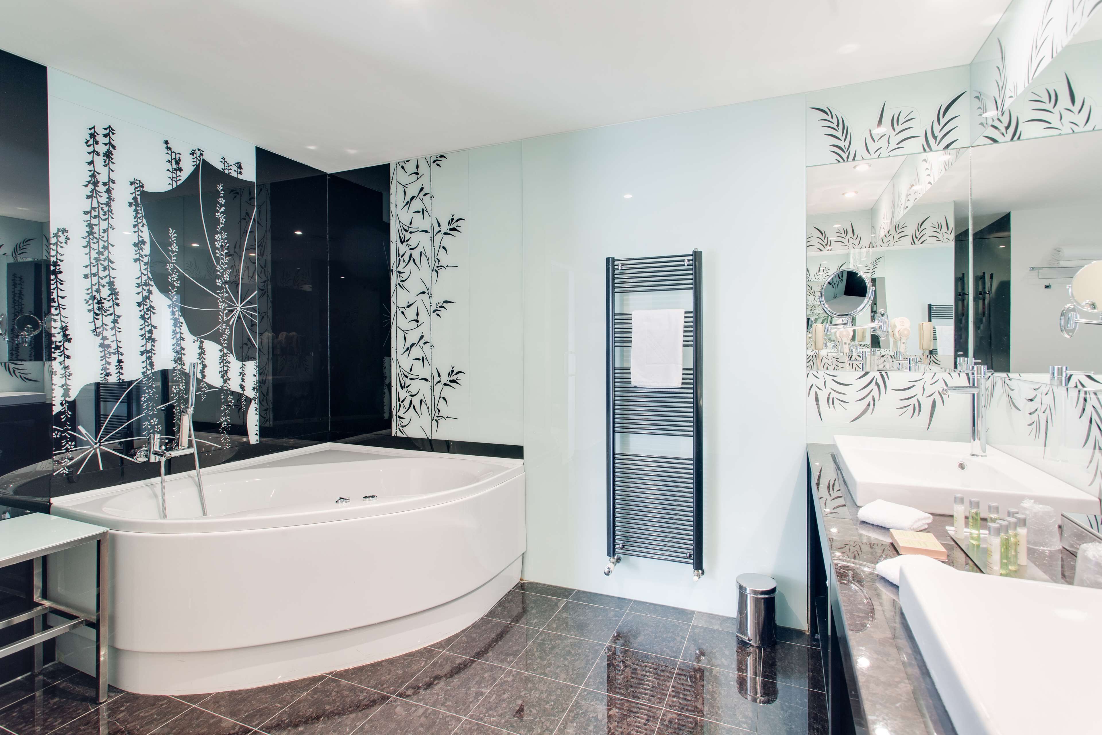 suite, 1 king bed, non smoking (oval) | minibar, in-room safe, desk, blackout curtains