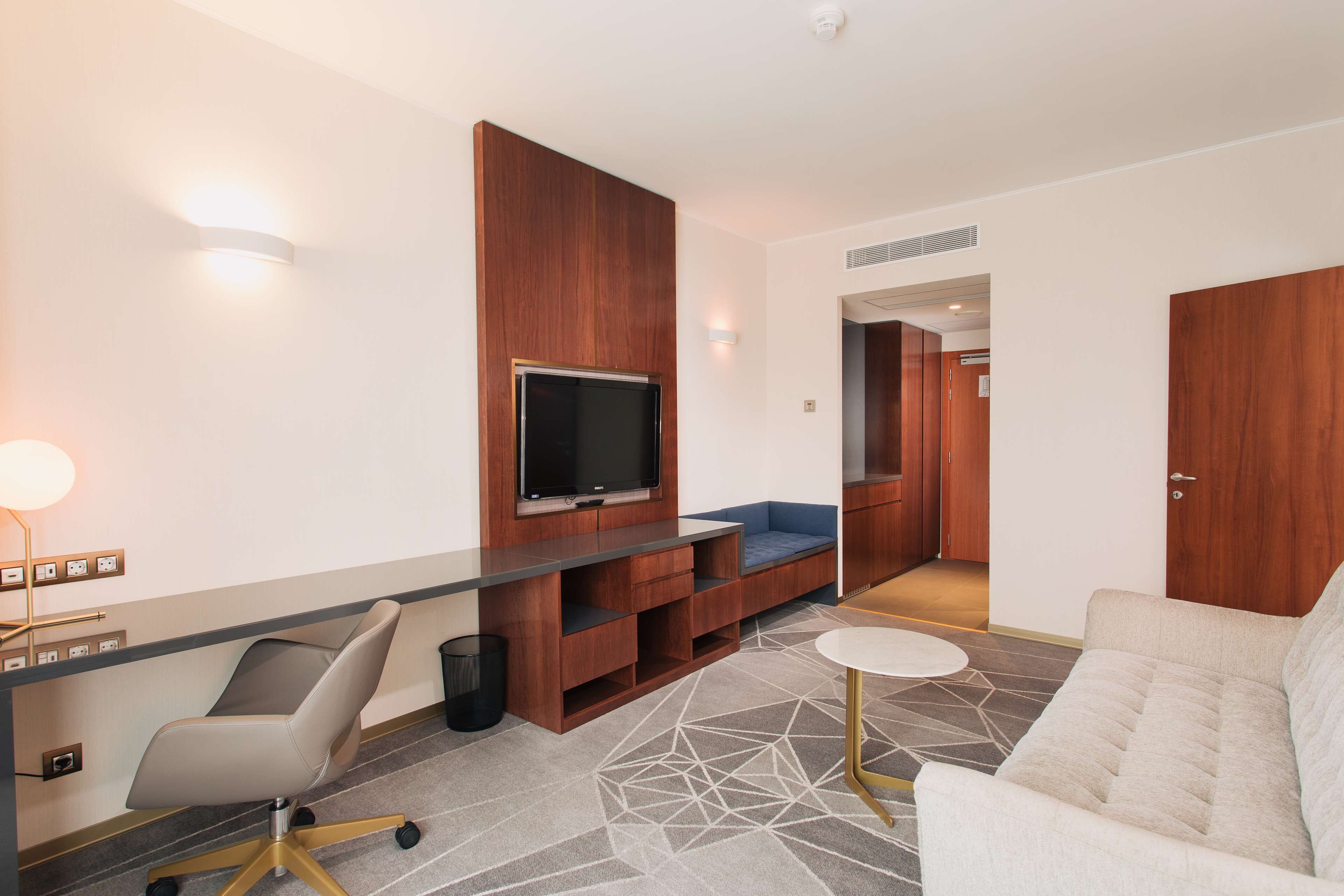 suite, 1 bedroom, non smoking | minibar, in-room safe, desk, blackout curtains