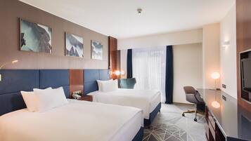 Huone, 2 parisänkyä, tupakointi kielletty | Minibaari, tallelokero huoneessa, työpöytä, pimennysverhot