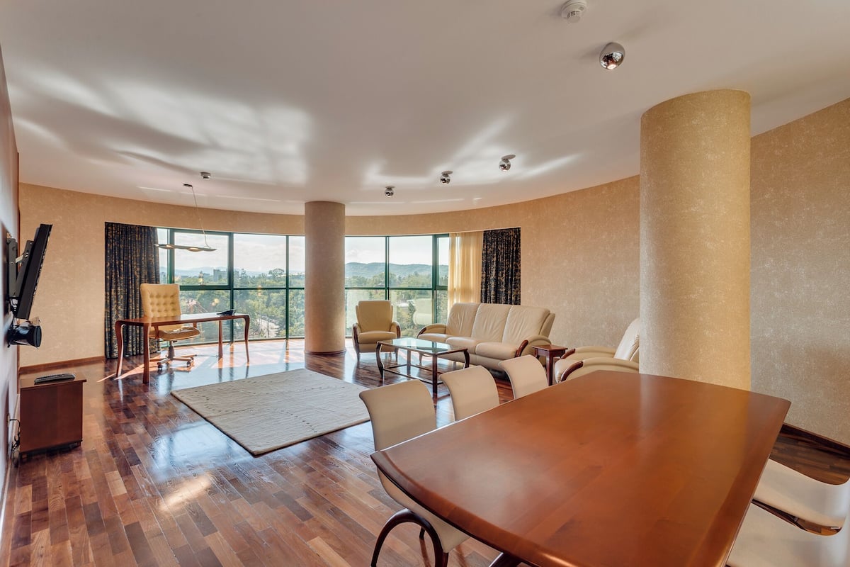 Presidential Suite, 1 King Bed, Non Smoking | Minibar, in-room safe, desk, blackout drapes