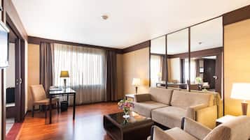 Suite Room | 1 bedroom, in-room safe, desk, soundproofing