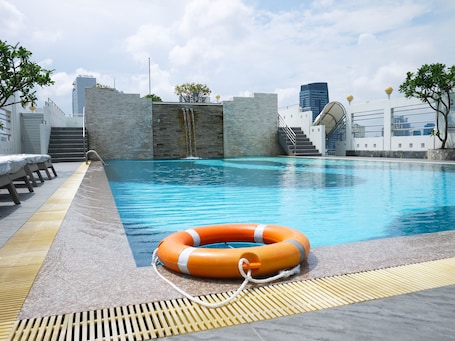 Una piscina al aire libre