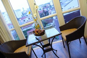 Family Triple Room | Minibar, in-room safe, desk, blackout curtains - Orchid Hotel (Hue)