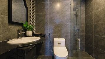 Deluxe Room | Bathroom | Shower, hair dryer, bathrobes, slippers