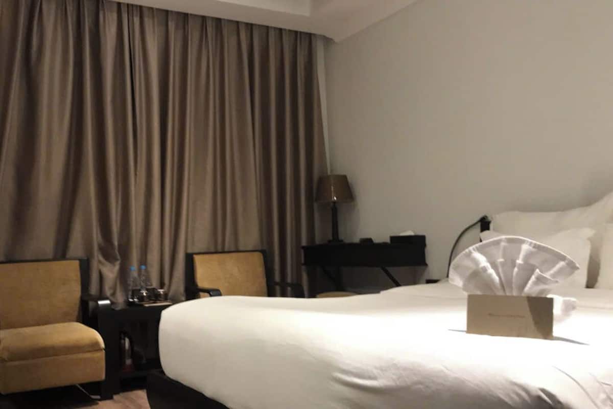 Superior kamer | Een minibar, een kluis op de kamer, een bureau, verduisterende gordijnen