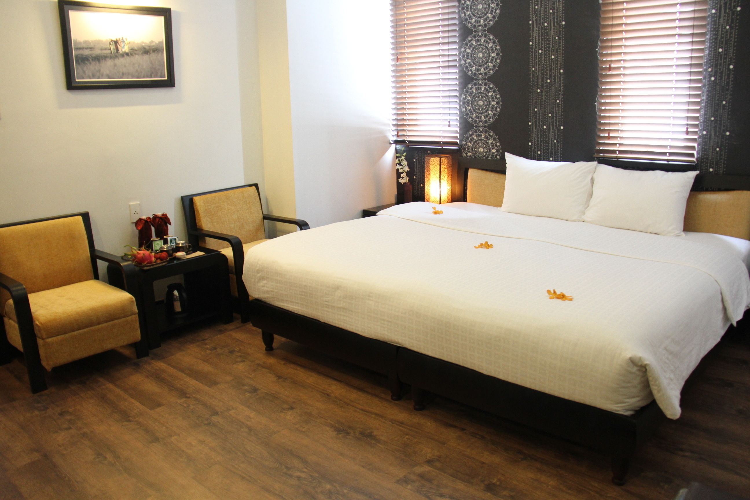 deluxe room | 1 bedroom, minibar, in-room safe, desk