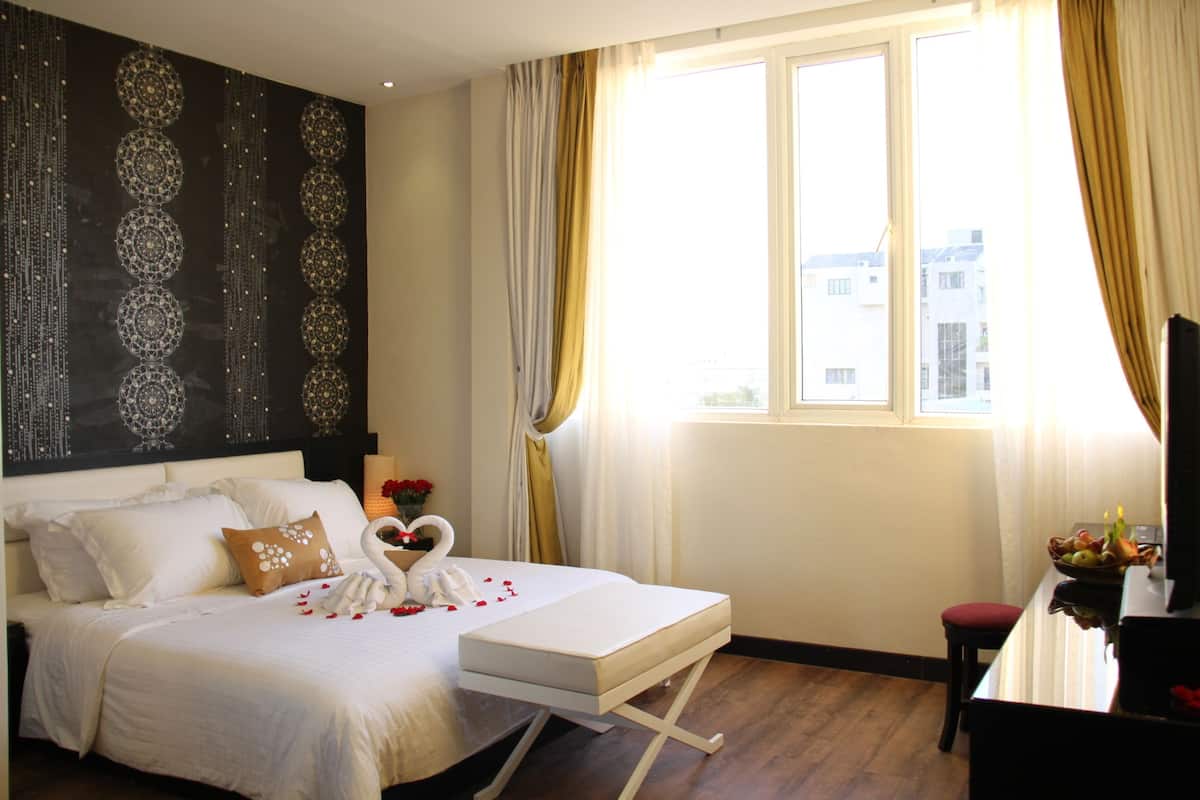 Romantische kamer | Een minibar, een kluis op de kamer, een bureau, verduisterende gordijnen