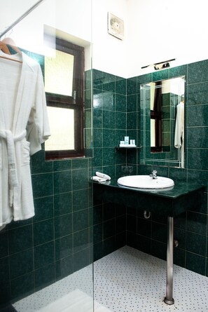 Bungalow, 1 Queen Bed, Beachfront | Bathroom