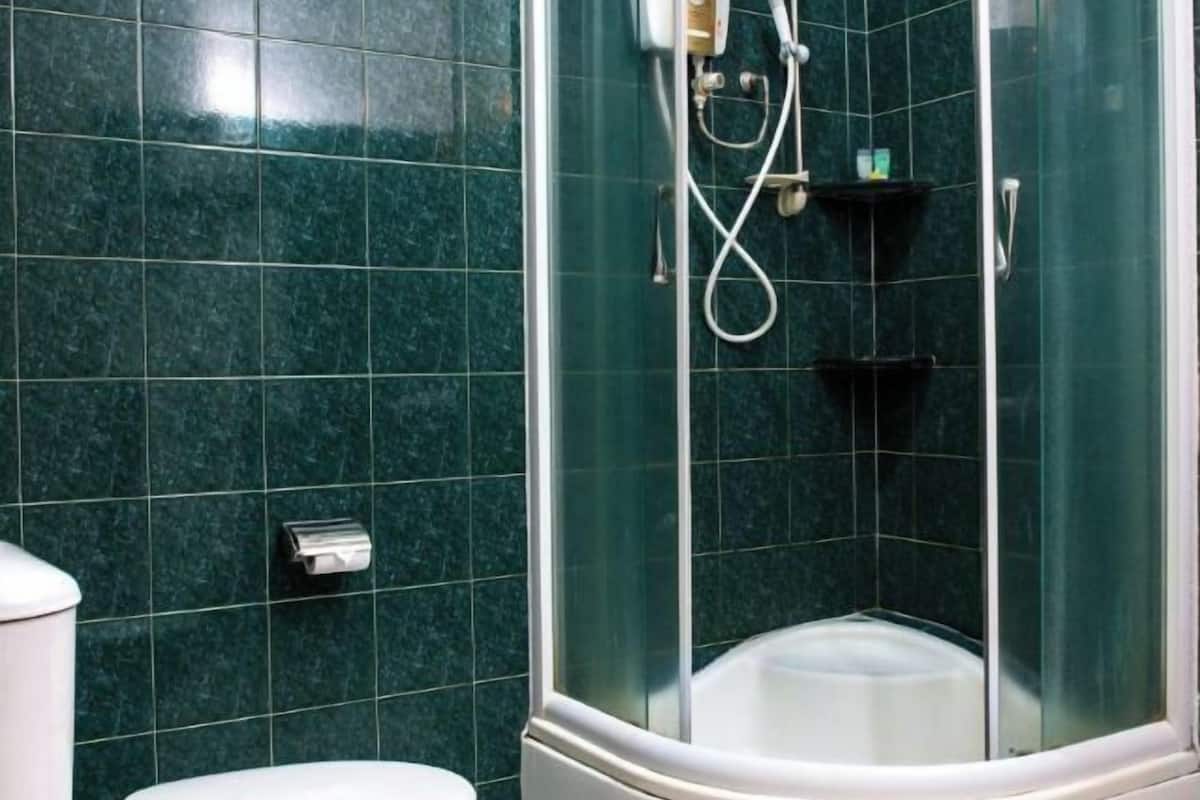 Badezimmer | Badewanne, kostenlose Toilettenartikel, Haartrockner, BademÀntel