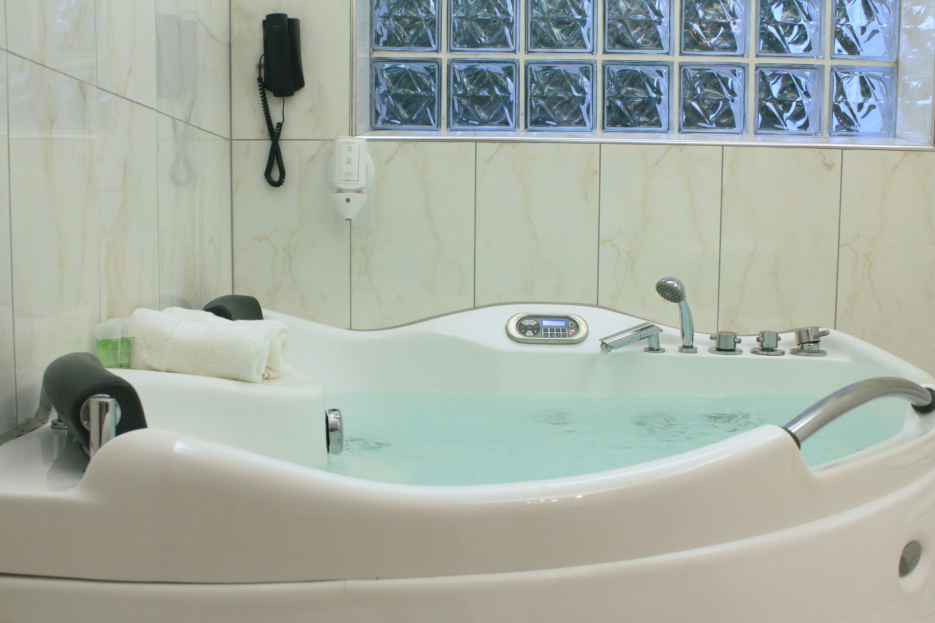 executive studio suite, balcony, garden view | jetted bathtub