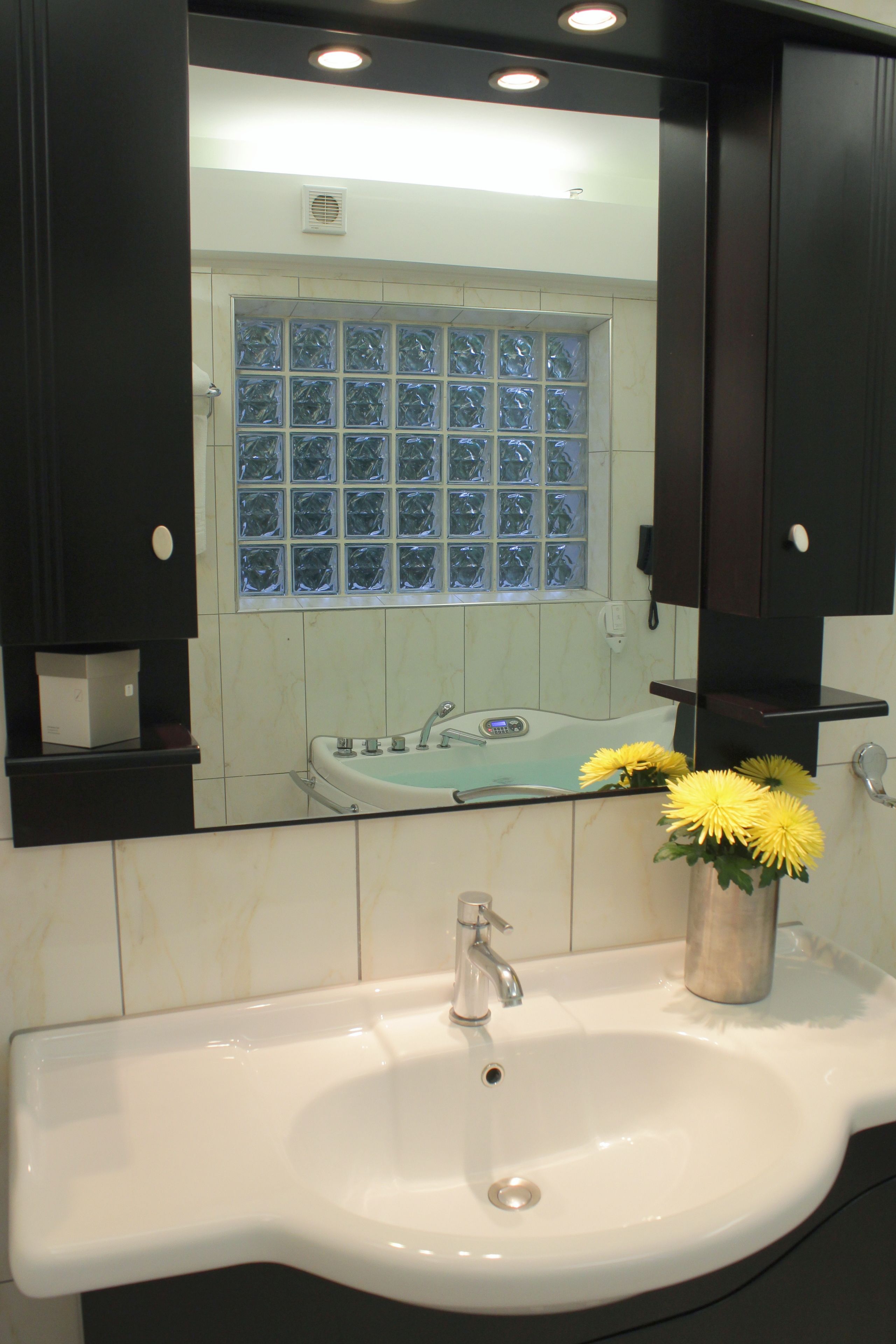 executive studio suite, balcony, garden view | bathroom sink