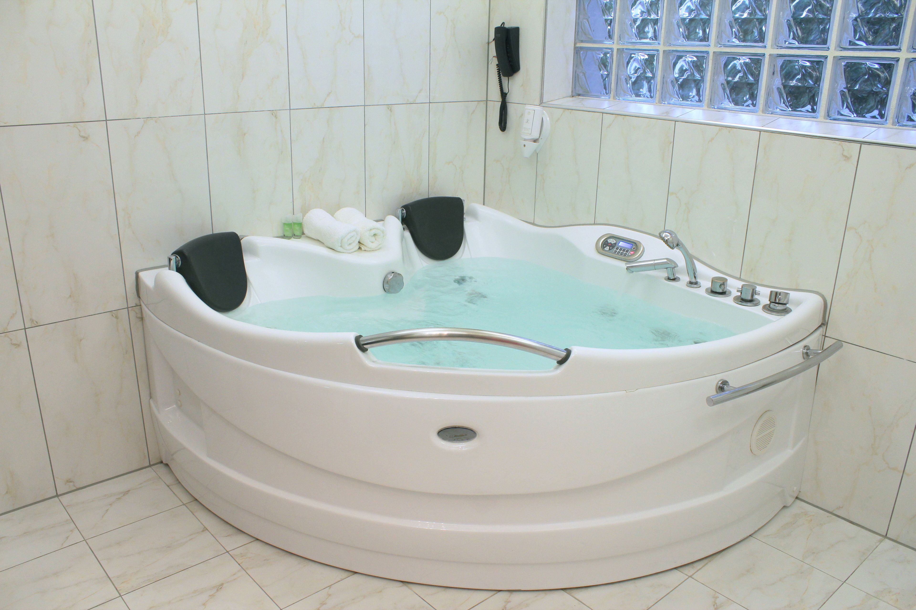 executive studio suite, balcony, garden view | jetted bathtub