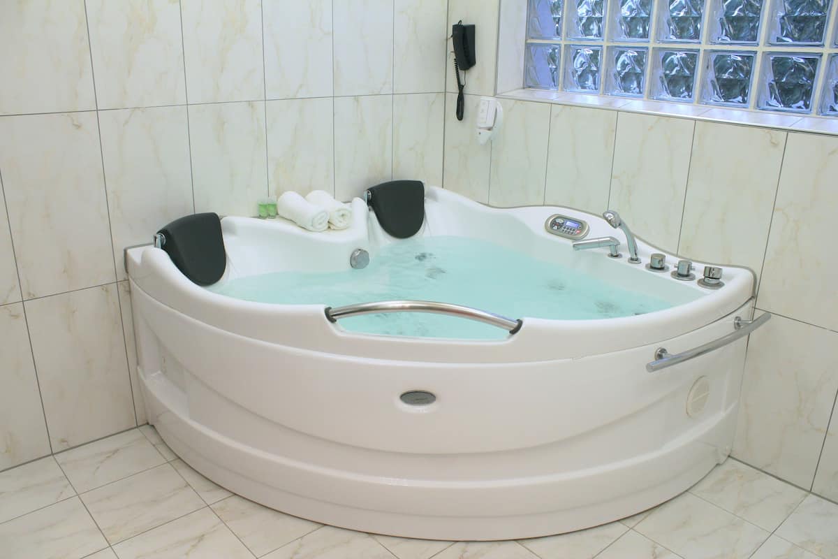 executive studio suite, balcony, garden view | jetted bathtub