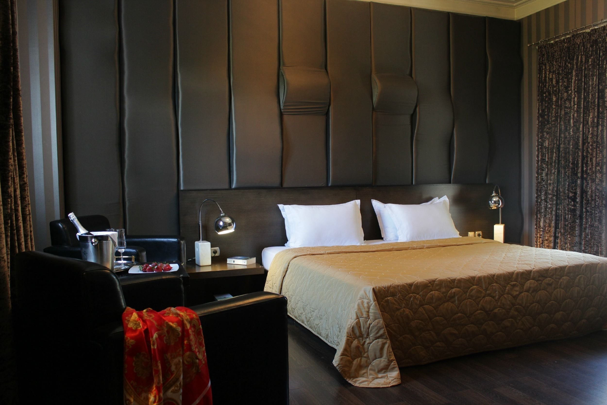 executive studio suite, balcony, garden view | minibar, in-room safe, desk, blackout curtains