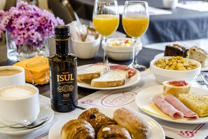 Colazione a buffet, servita tutte le mattine (5 EUR a persona) 