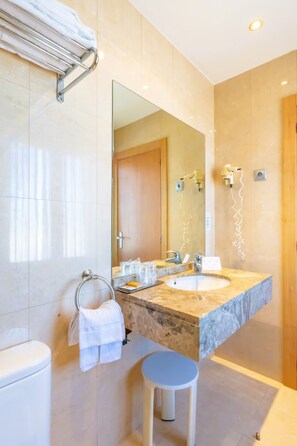 Standard Triple Room (3) | Bathroom | Hair dryer, towels - Hotel Palacios (Alfaro)