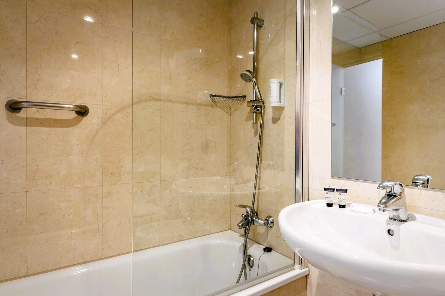 Un bagno con vasca, doccia e lavandino.