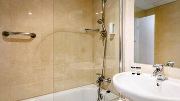 Un bagno con vasca, doccia e lavandino.
