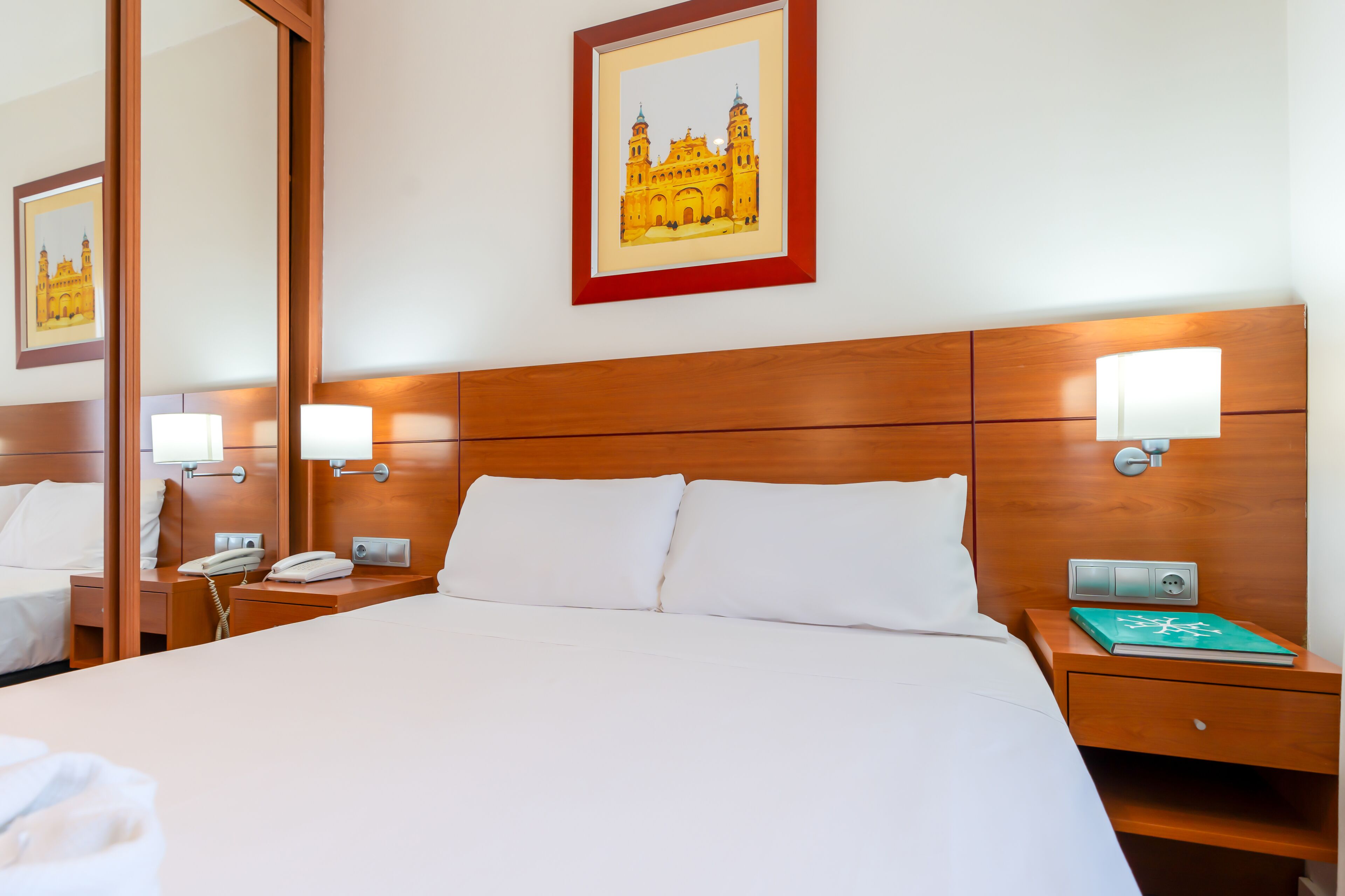 Bureau, rideaux occultants, chambres insonorisées, Wi-Fi gratuit