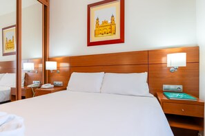 Escritorio, cortinas opacas, sistema de insonorización y wifi gratis