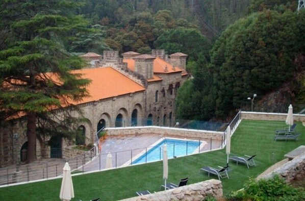 Seasonal outdoor pool, pool umbrellas, pool loungers - Hotel de Naturaleza Pesquería del Tambre (Noia)