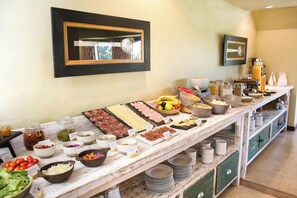 Free daily buffet breakfast  - Kau Yatun Hotel Boutique (El Calafate)