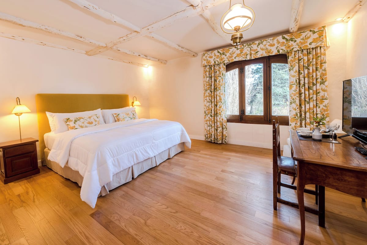 1 bedroom, in-room safe, desk, free WiFi
