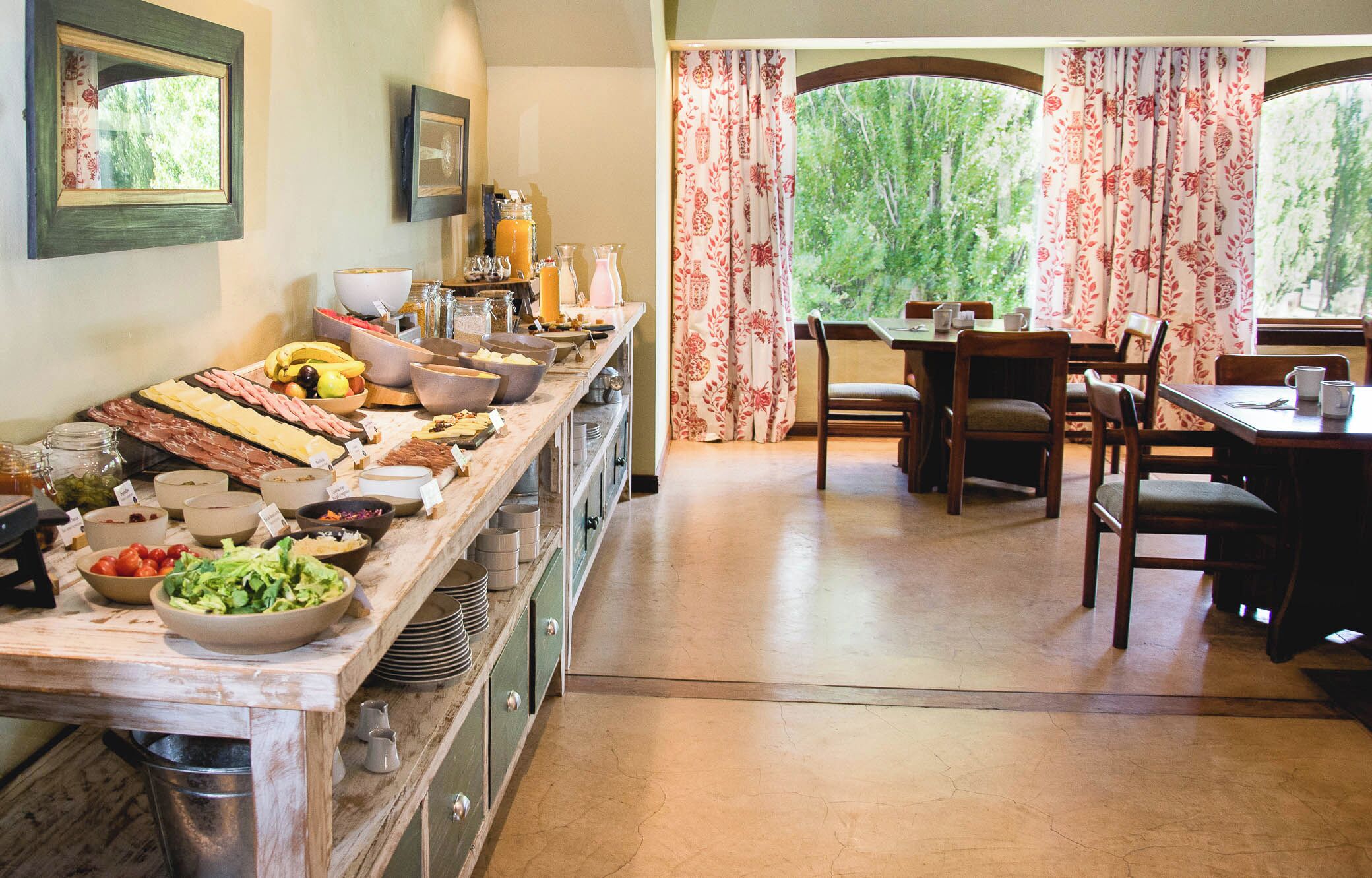 朝食 (ビュッフェ)、毎日提供 (無料)