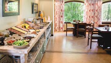 TĂ€gliches inbegriffenes FrĂŒhstĂŒcksbuffet